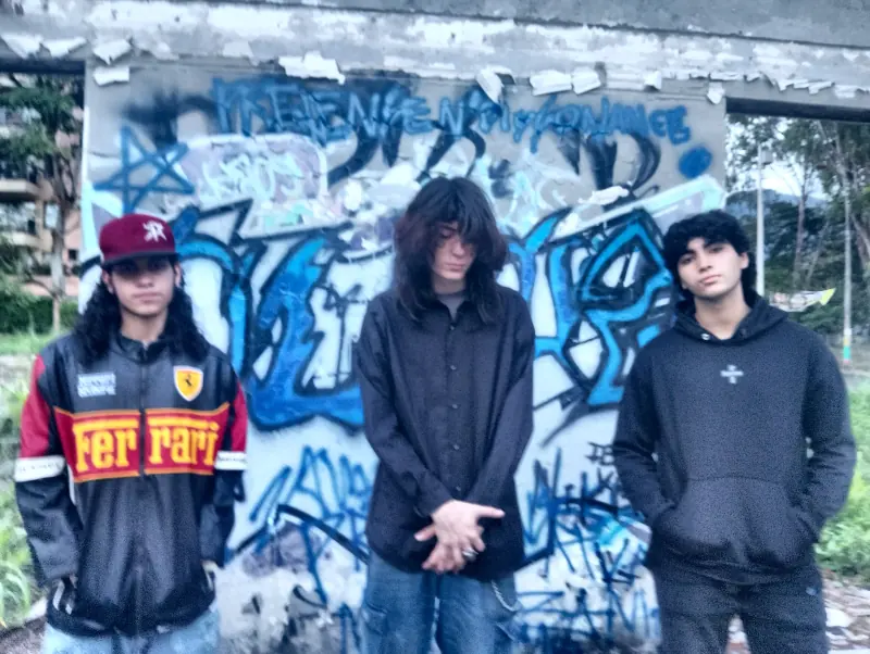 OLDUST frente al graffiti de Pretense N' Dissonance