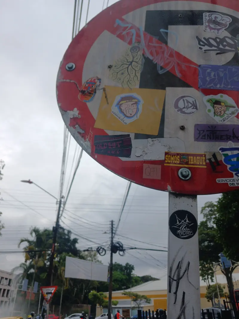 Adhesivo de OLDUST en una señal de tránsito