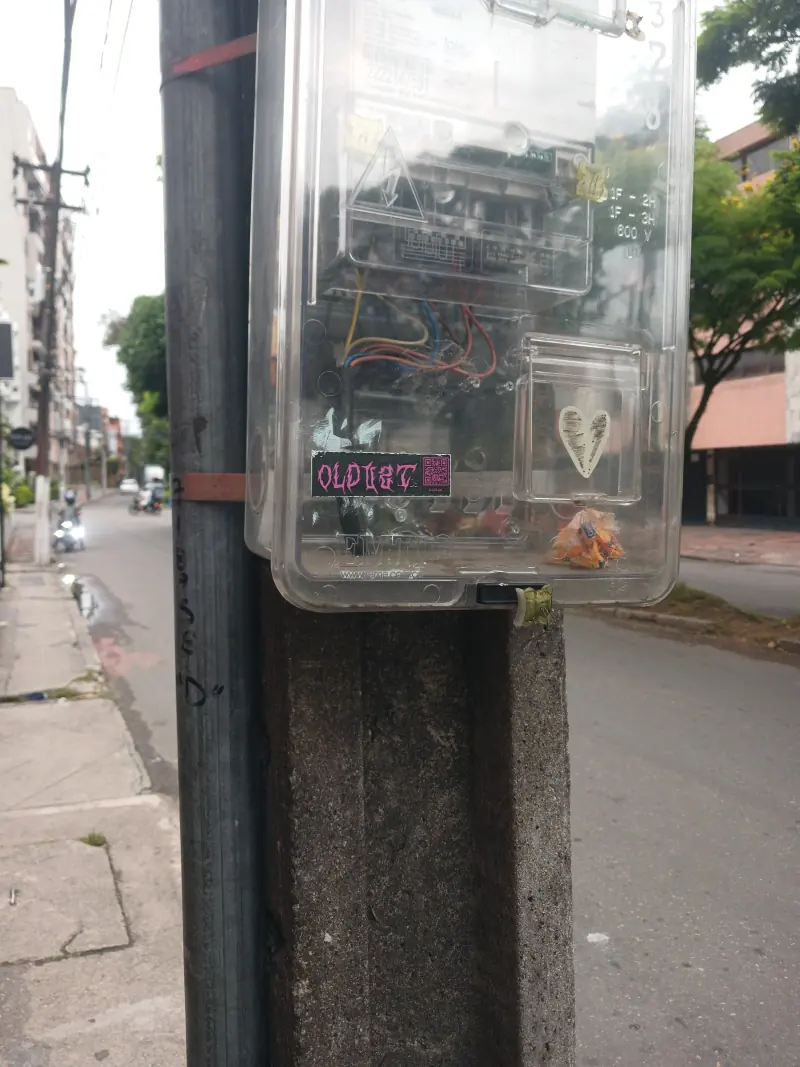 Adhesivo de OLDUST en la calle