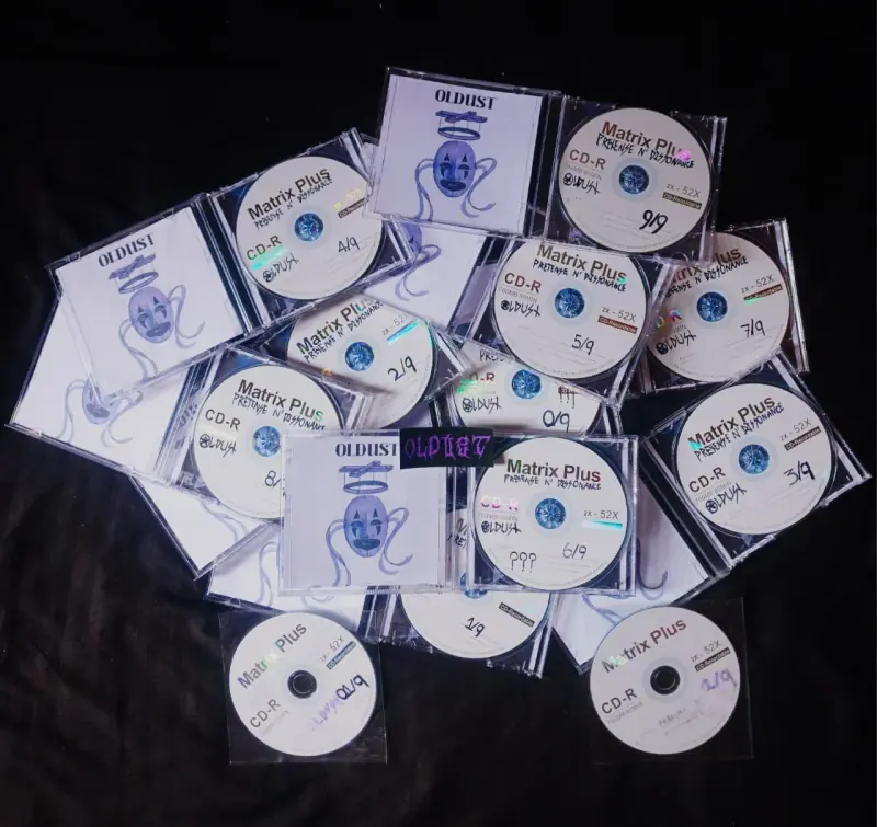 Copias físicas del CD Pretense N' Dissonance, hechas a mano